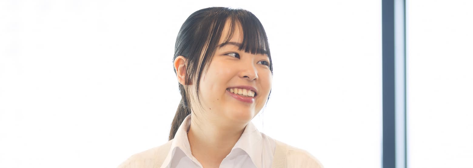 チームワークで壁を乗り越えるメンバー